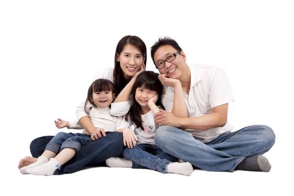 Familia asiática aislada en blanco — Foto de Stock