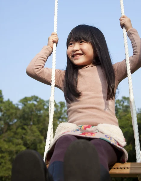 Menina feliz no balanço — Fotografia de Stock