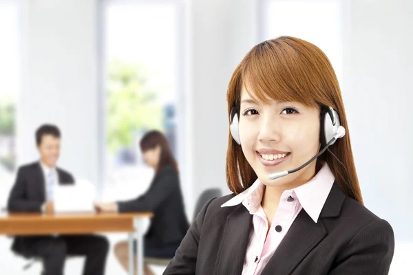 Sonriente asiático mujer de negocios servicio al cliente por teléfono —  Fotos de Stock