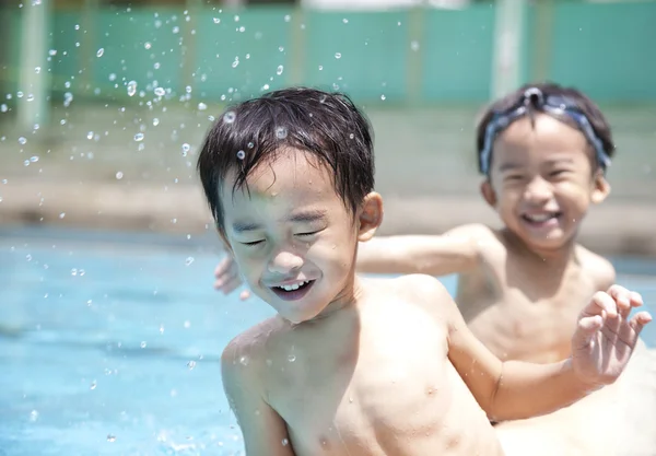 Счастливые дети в бассейне — стоковое фото