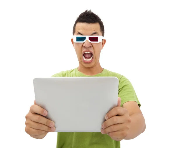 A 3D-s szemüveg a tablet pc figyeli a meglepett fiatalember — Stock Fotó