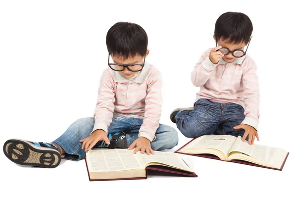 Kinderen lezen boek op de verdieping en geïsoleerd op wit — Stockfoto
