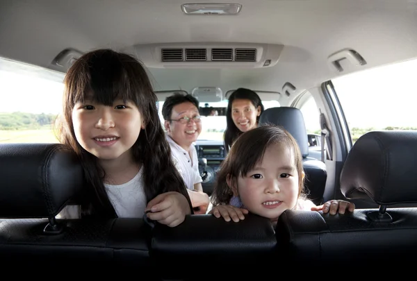 Lycklig familj i bilen — Stockfoto