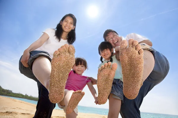 Feliz asiático família desfrutar de verão tempo na praia — Fotografia de Stock