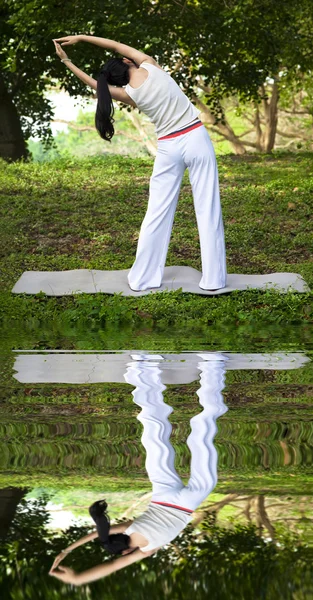 Yoga-kız yansıtan su ile — Stok fotoğraf