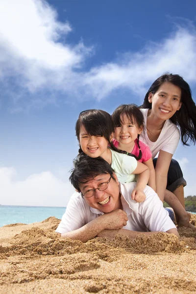 Glückliche Familie am Strand Stockbild