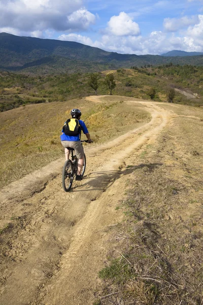 Mountain bike in pista — Foto Stock