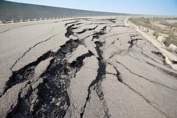 Estrada rachada após terremoto — Fotografia de Stock