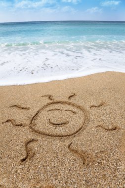 güneş sembolü sahilde gülümseyen çizim