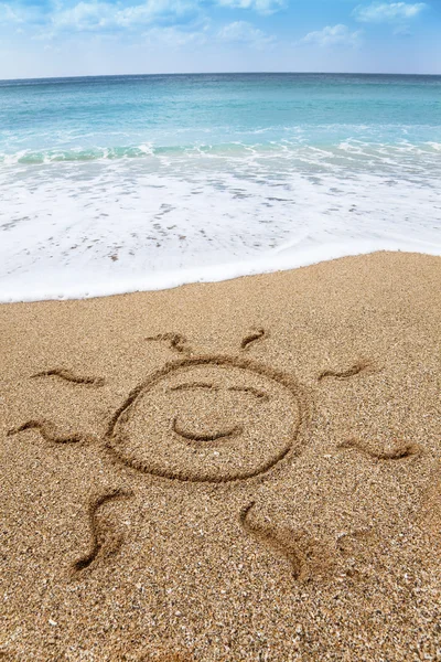 Kreslení s úsměvem symbol slunce na pláži — Stock fotografie