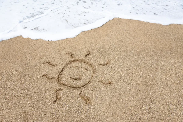 Faccia di sole sorridente sulla spiaggia — Foto Stock