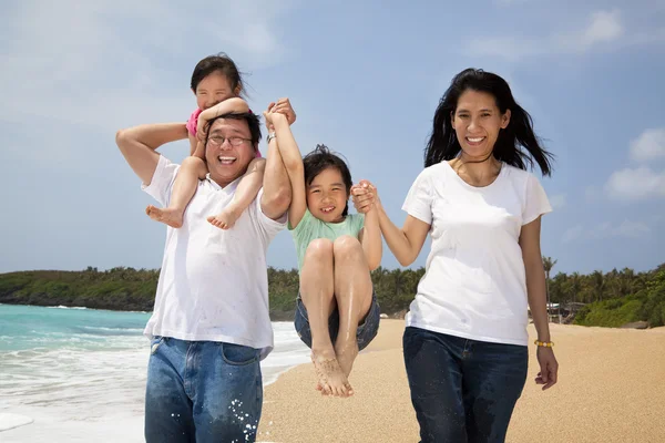 Famille heureuse sur la plage — Photo