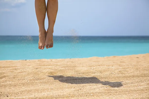 Hombre saltando en la playa — Foto de Stock