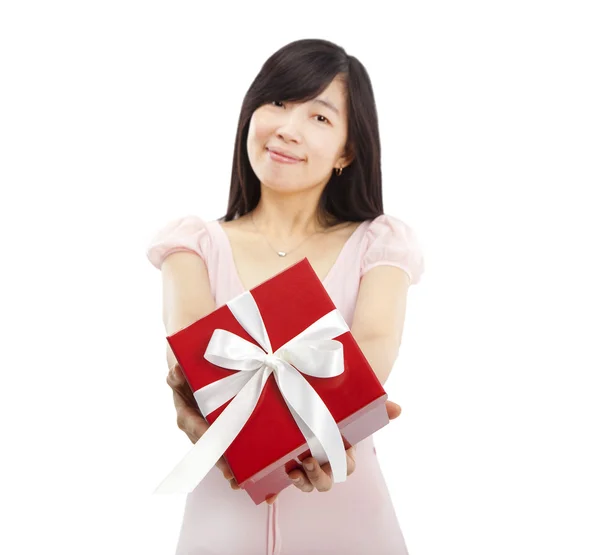 Улыбающаяся азиатская молодая женщина держит подарочную коробку — стоковое фото