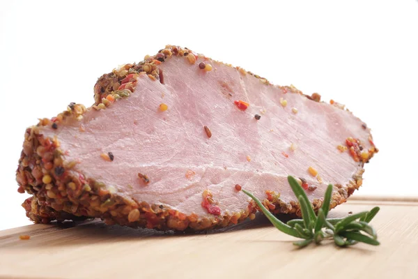 Gerookt vlees en rozemarijn op een bord — Stockfoto