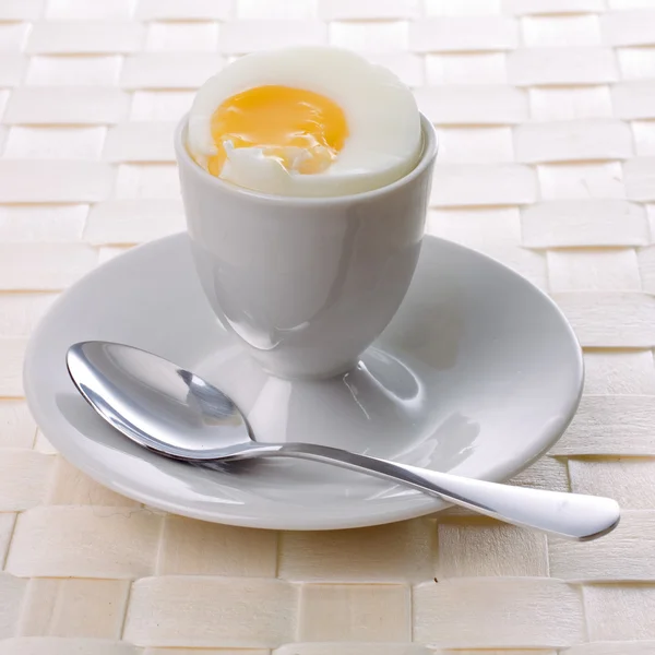 Copo de ovo e colher — Fotografia de Stock