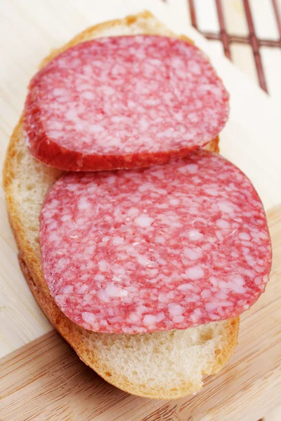 Sanduíche com salsicha defumada — Fotografia de Stock