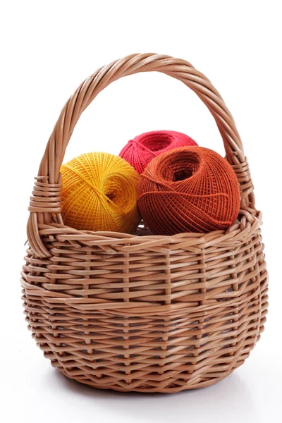 Hilo para tejer en una cesta — Foto de Stock
