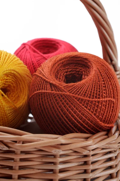 Fios para tricotar em uma cesta — Fotografia de Stock