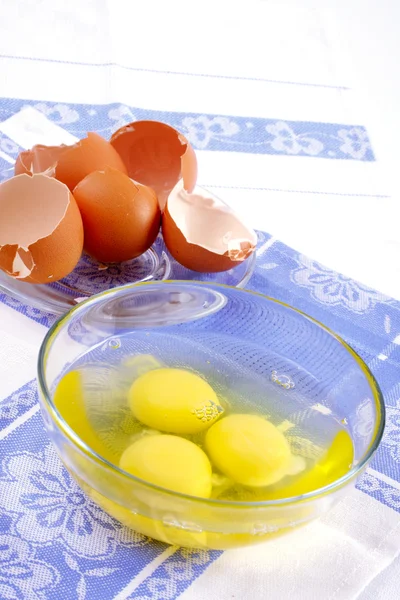 Rozbité vajíčko v glass cup — Stock fotografie