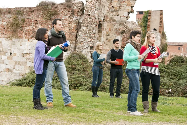 Group students to the park — Stock Photo, Image