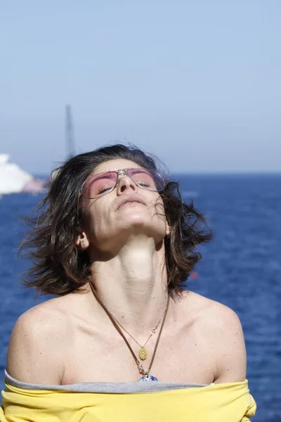 Porträt einer Frau mit Brille und Haaren im Wind — Stockfoto