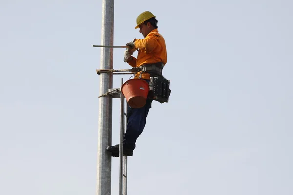 Pracowników na elektryczne Pylonu — Zdjęcie stockowe