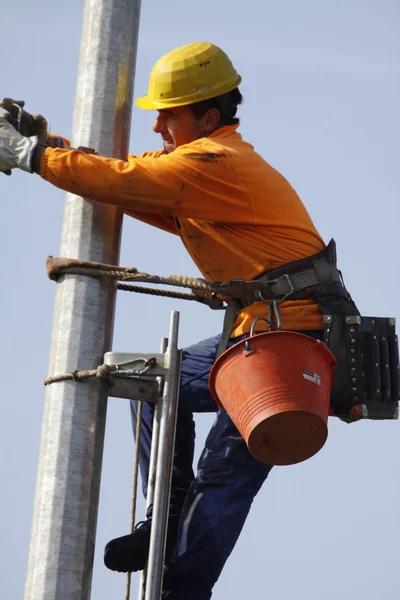 stock image Workers on electrical pylon