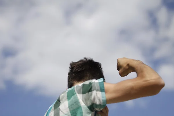 Teenager zeigt den Muskel des Arms — Stockfoto