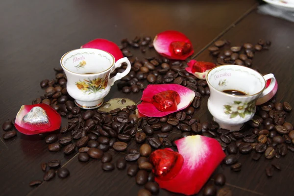 Šálky kávy a růžových lístků Royalty Free Stock Obrázky