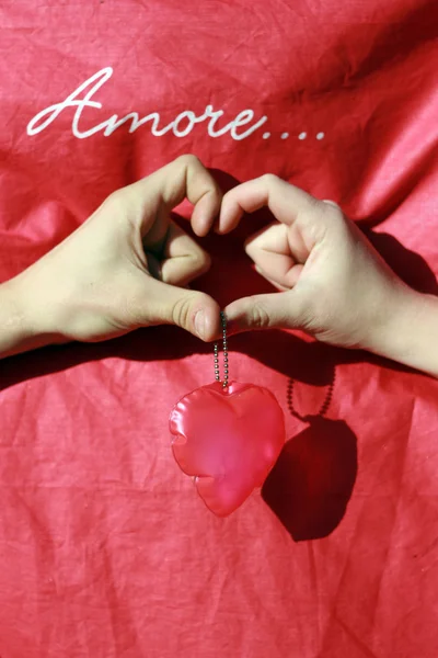 Un cuore con le dita e sfondo con scritta amore — Stock Photo, Image