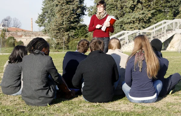 Lekcja i przegląd wśród studentów w parku — Zdjęcie stockowe