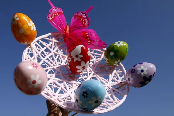 イースターのバスケットは空で飾られました。 — ストック写真