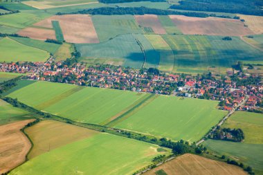 kırsal köy ve tarım arazisi ile havadan görünümü