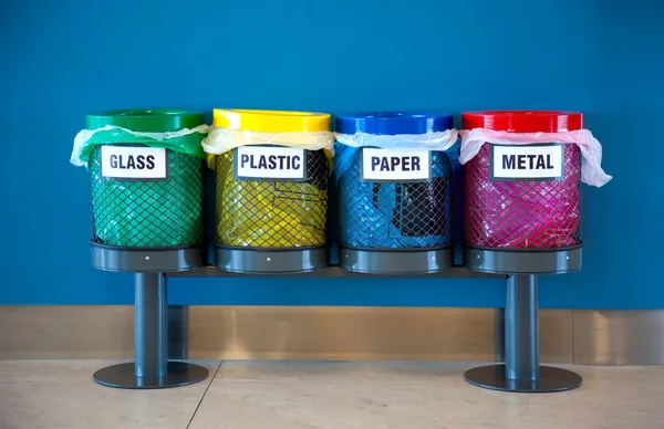 Papeleras de reciclaje coloridas en un lugar público —  Fotos de Stock