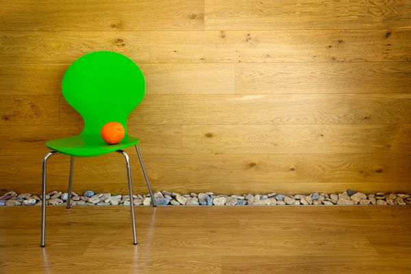 一个绿色的椅子和一杯橙汁 / 空房间 / 现代室内 — 图库照片