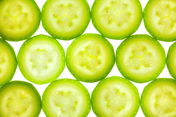 Fette di zucchine o zucchine isolate su bianco / retro illuminate — Foto Stock