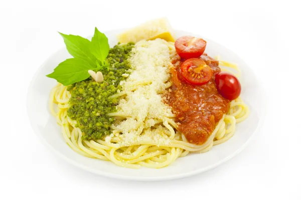 İtalyan bayrağı - yeşil soslu makarna, beyaz parmesan ve kırmızı — Stok fotoğraf