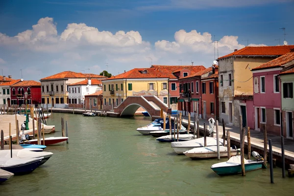 Canal com casas coloridas / Itália / ninguém — Fotografia de Stock