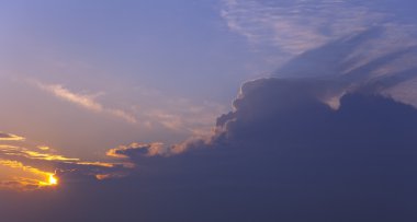 Bulutlar gökyüzü üzerinde / gün batımı panorama