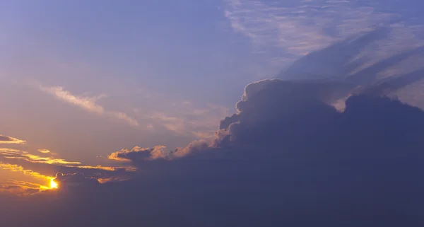 Bulutlar gökyüzü üzerinde / gün batımı panorama — Stok fotoğraf
