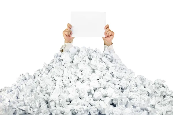 Personne sous une pile froissée de papiers avec une page blanche / isolat — Photo