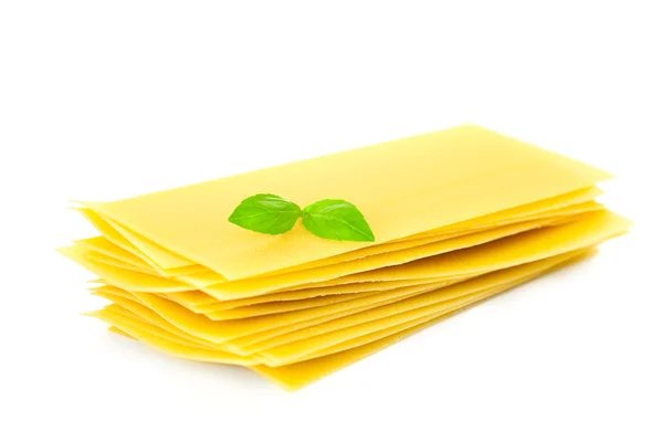 Lasagne těstoviny s bazalkou byliny listů ratolest izolované nad bílým bac — Stock fotografie