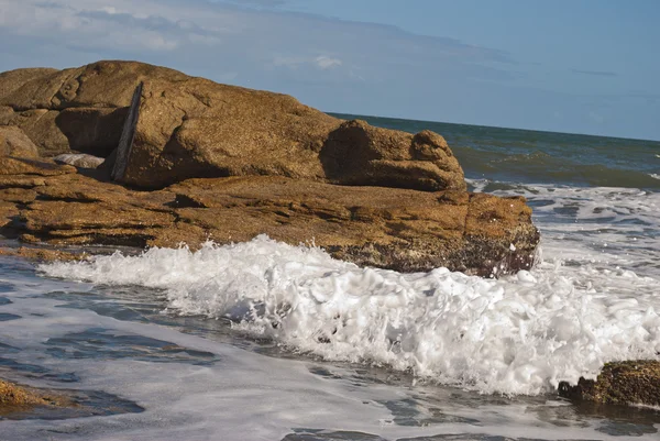 Пена моря на скалах — стоковое фото