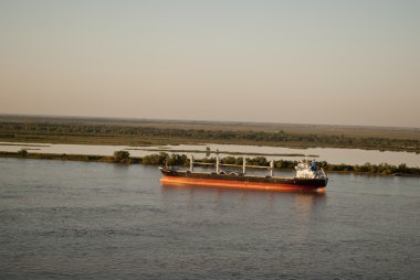 Gümüş, Arjantin Nehri üzerinde yelken kargo gemisi