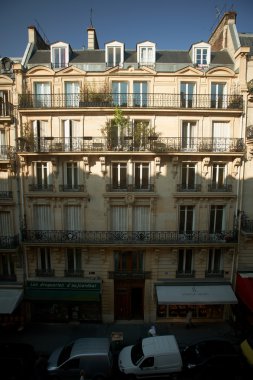 Paris'in kalbinde, güneşli sabah