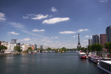 Bir gün. Şehir?? Merkezi. Paris. Fransa