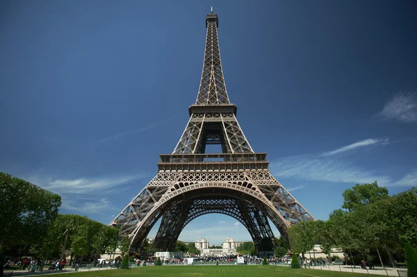 Eiffel Tower at full height. Paris. France — Stock Photo, Image
