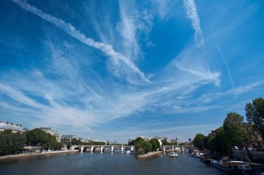 güneşli bir gün. seine Nehri üzerinde köprü. Paris. Fransa