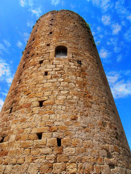 中世の塔は仲間、カタルーニャ、スペインの時間 — ストック写真